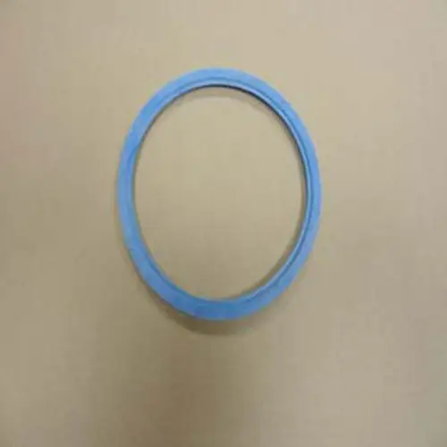 Blauer O-Ring auf beige Hintergrund, der für Dichtungsanwendungen geeignet ist. Remeha bietet Produkte zur Gewährleistung von Dichtigkeit und Effizienz.
